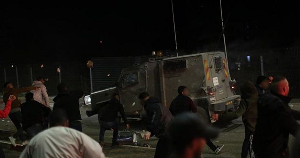 Dozens suffer from tear gas during clashes with IOF in Beit Ummar
