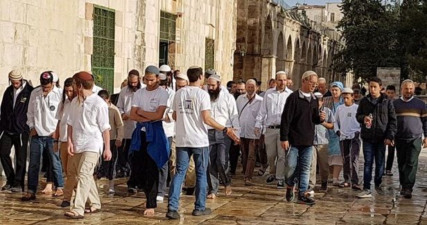 Israeli settlers defile 3rd holiest site in Islam under police shield