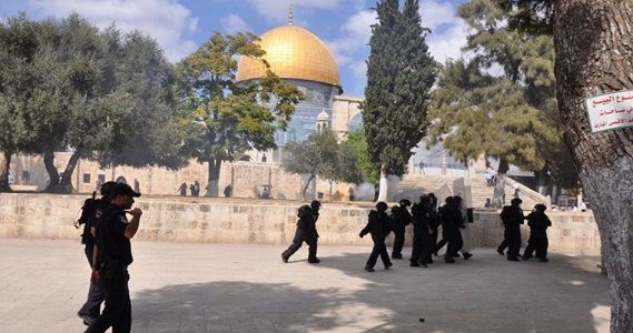 IOF arrests four youths in clashes near al-Aqsa gates