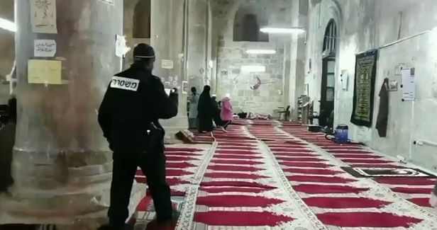 Israeli police defile Aqsa Mosques prayer buildings