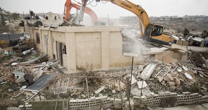 Israeli municipality razes house, displaces family in Beit Hanina