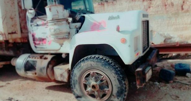 Settlers slice tires, spray racist graffiti in Nablus