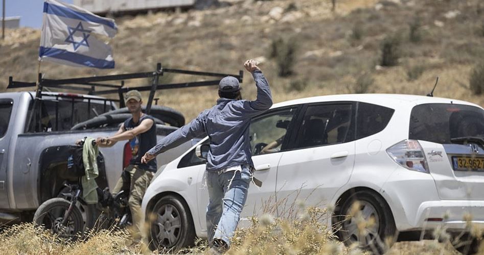 Settlers attack Palestinian cars on W. Bank road