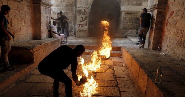 Israeli checkpoint in O. Jerusalem attacked with fire bombs