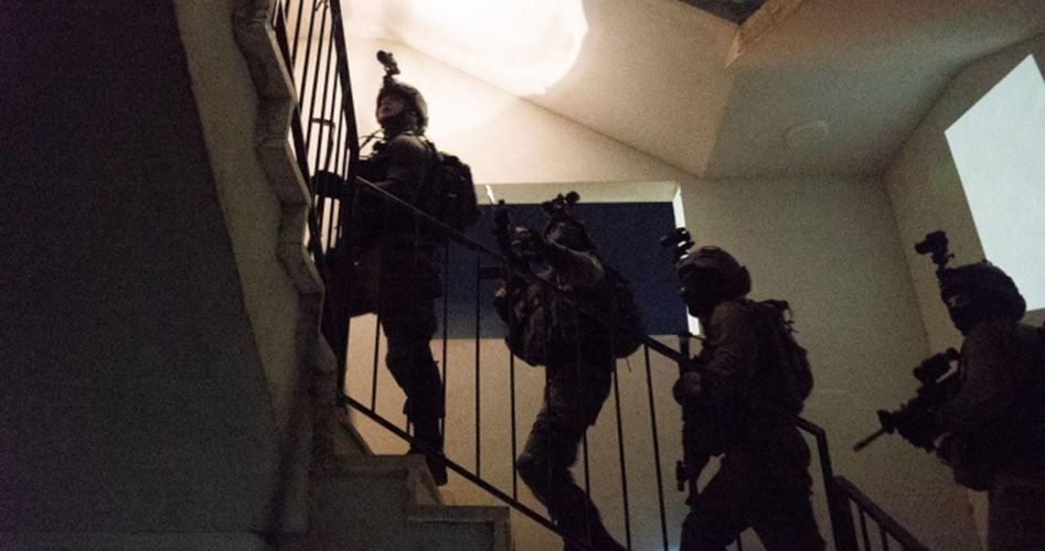IOF raids homes, kidnaps Palestinians in W. Bank