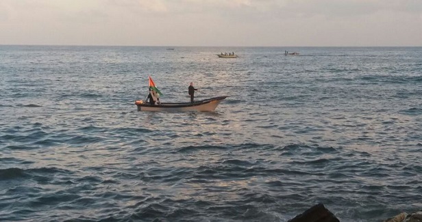 Israeli gunboats chase Palestinian fishing boats