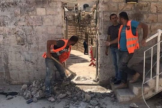 Israel knocks hole through Jerusalem�s Old City wall