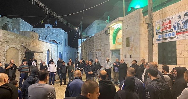 Dozens rally outside Lod Mosque to protect it against settlers