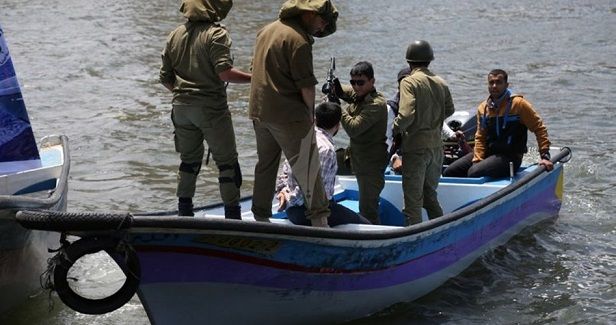 IOF kidnaps two Gaza fishermen, damages their boat