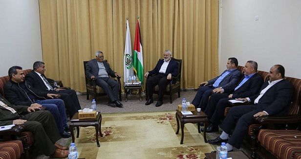 Haneyya receives DFLP delegation in his office in Gaza