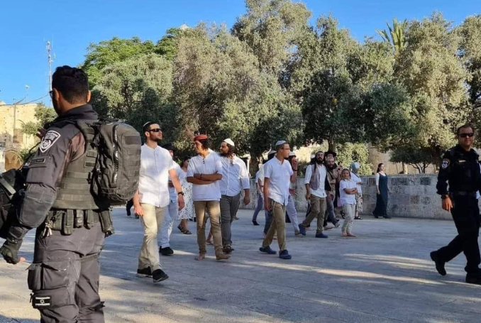 Scores of Jewish Settlers Storm Jerusalem�s Al-Aqsa