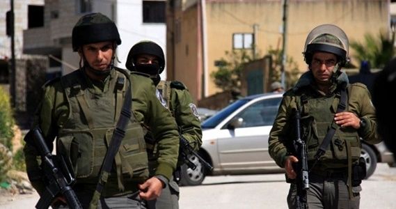IOF breaks into Palestinian prisoners house