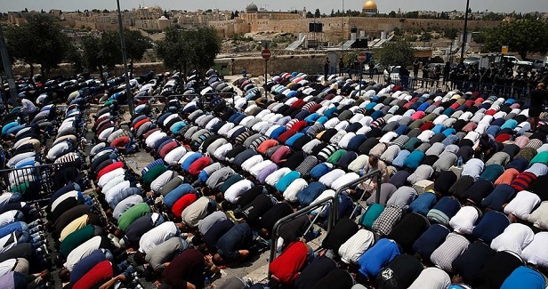 Palestinian worshipers continue their sit-in at Aqsa gates