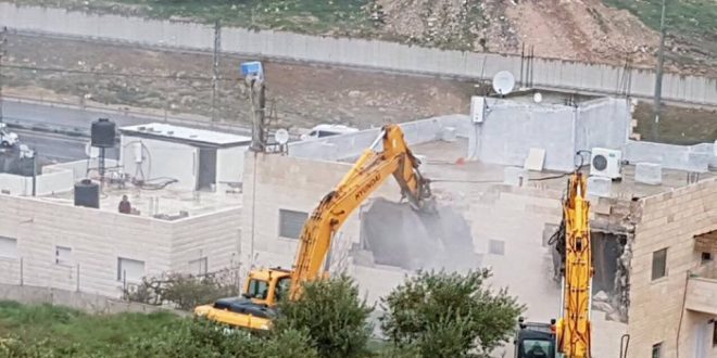 IOF demolish East Jerusalem home, displace 30 people