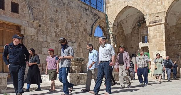 Settlers, rabbi Glick defile Aqsa Mosque