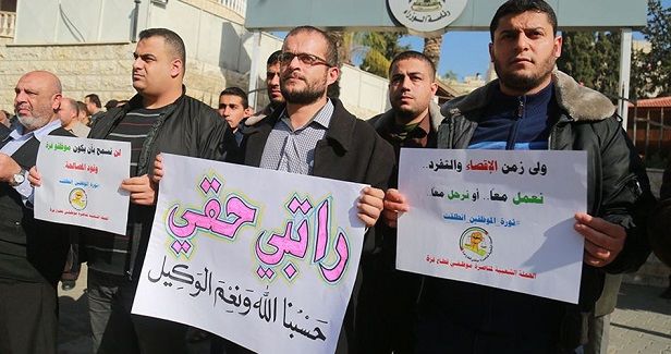 Gaza employees protest uncoordinated return of old employees