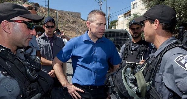 Israeli security minister�s car pelted with stones in Abu Dis