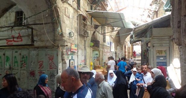 Israeli settlers attack Palestinian market in al-Khalil