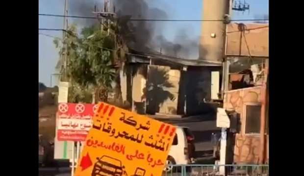 Palestinian youth sets Israeli army post ablaze in al-Khalil