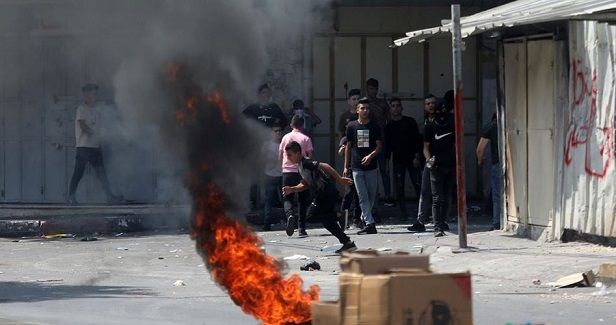 Five Palestinians injured during Beit Ummar clashes
