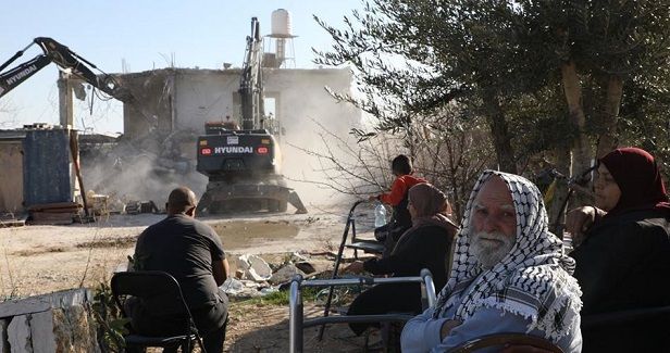 IOA displaces two Jerusalemite families in Sur Baher