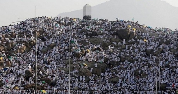 Thousands of pilgrims gather on Arafah Mount on occasion of lifetime