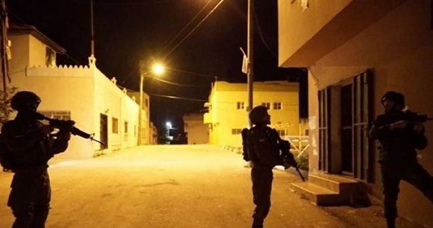 Two Palestinians kidnaped, one injured in IOF raids in W. Bank
