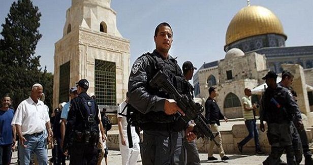 Scores of settlers defile Aqsa Mosque under police guard