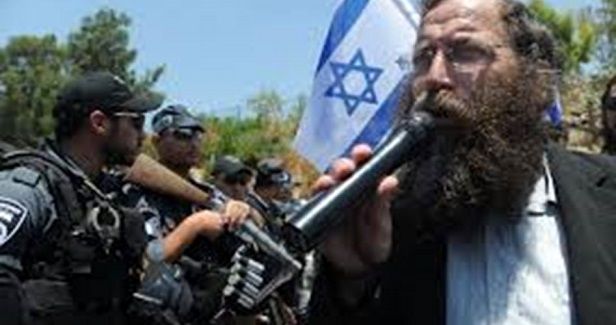 Israeli fanatic settler enrages Palestinians in al-Khalil