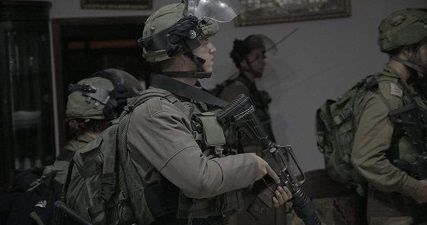 IOF kidnaps 10 Palestinians in W. Bank