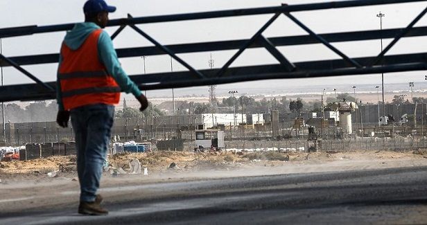 Israeli forces seal off Karem Abu Salem crossing with Gaza for 2nd day