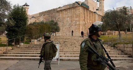 Dozens of Israeli soldiers desecrate Ibrahimi Mosque