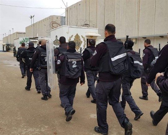 Over 100 Palestinian prisoners commence open hunger strike