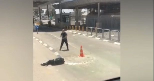 Palestinian injured by Israeli gunfire at Qalandiya crossing