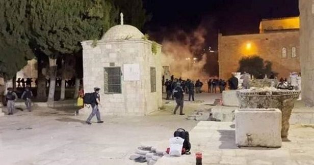 Israeli forces attack Palestinian worshipers in Aqsa, force them out