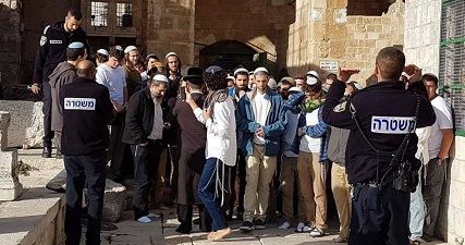 Dozens of settlers defile Aqsa Mosque under police guard