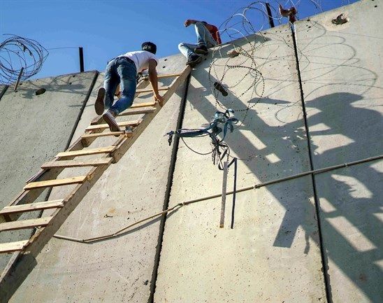 Palestinians travel from West Bank to Al-Aqsa on last Friday of Ramadan