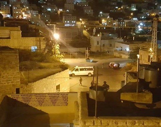 Israeli settlers throw rocks at Palestinian homes in Hebron city