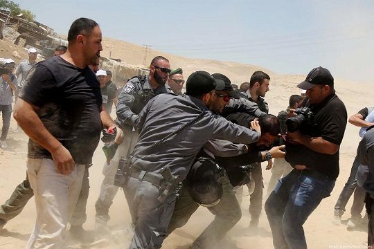Israeli soldiers attack journalists in Al-Khan Al-Ahmar