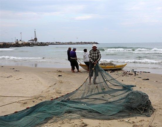 Israeli navy opens fire at Palestinian fishermen in Khan Younis