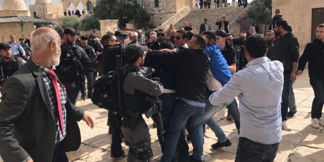 Israeli settlers, police, brutally attack Palestinian worshipers in Al-Aqsa
