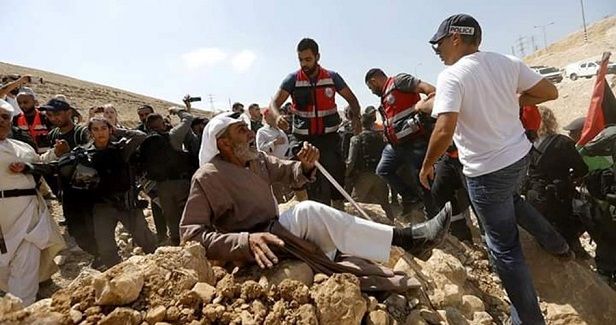 Israeli army threatens to level roads to Khan al-Ahmar