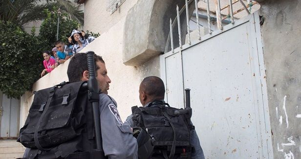 Israeli police kidnap Jerusalemite, assault him and his wife in J�lem