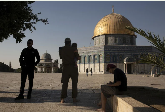 Jewish prayers held discreetly at contested Jerusalem shrine