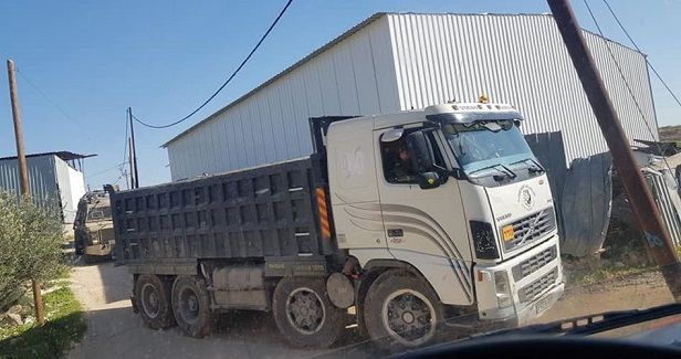 IOF seizes two trucks, removes stores in W. Bank