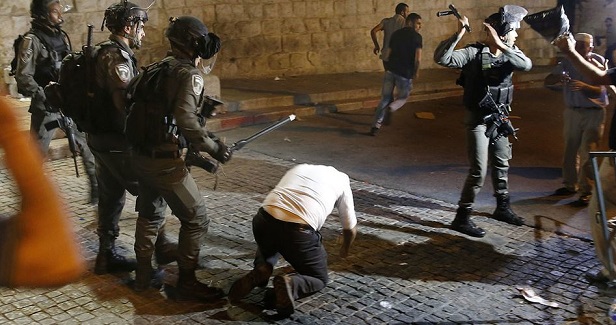 Full-armed Israeli officers, fanatic settlers break into Aqsa Mosque