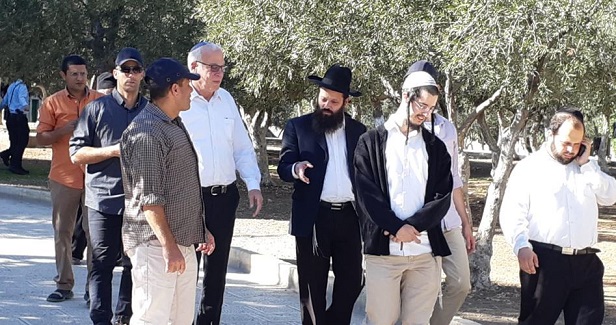 Settlers, rabbis carry out massive break-ins at Aqsa Mosque