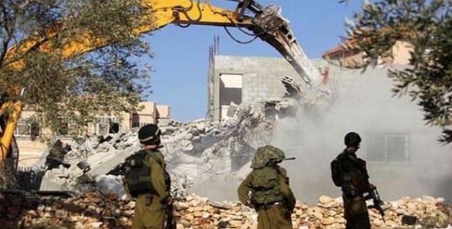 Occupation demolishes a shop in Marj Na�ja, north of Jericho