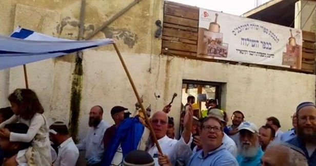 Israeli fanatics scour Jerusalem streets, call for death to Muslims