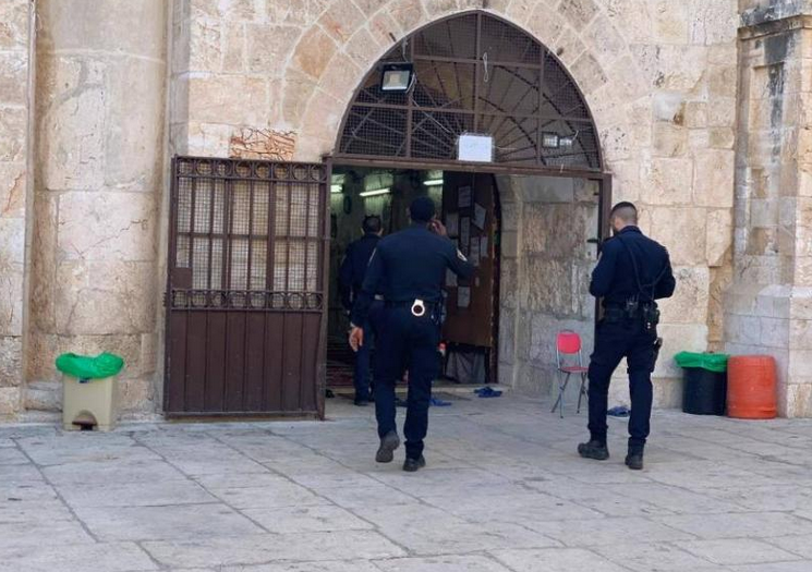 Israeli police storm Bab al-Rahma prayer hall in Aqsa